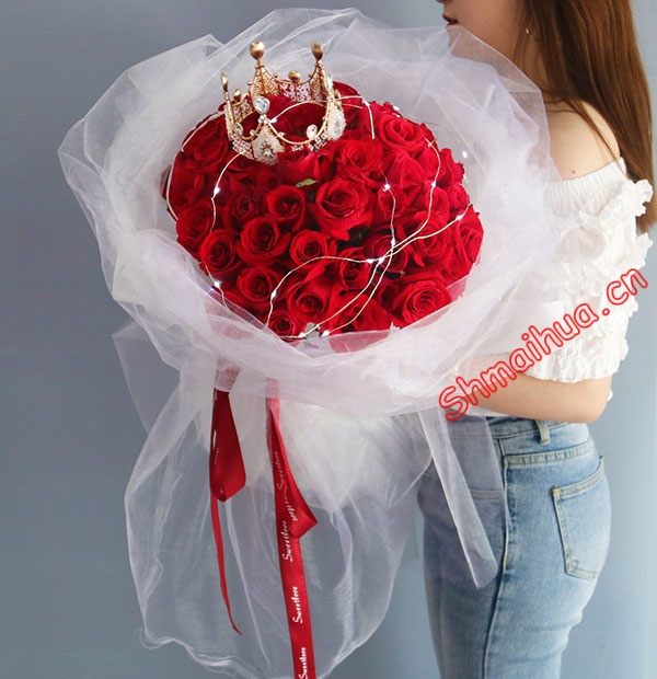 悸动的心-36支精品红玫瑰，可发光灯带+精美皇冠装饰。白色网纱+白色雾面纸包装，红色英文缎带束扎。